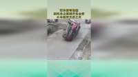 两车拐弯相撞，摩托车占道逆行负全责，小车遭受无妄之灾！