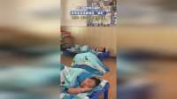 幼儿园老师午睡时，发现宝宝准备偷偷“溜走”