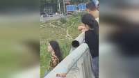 身穿豹纹年轻女子跳桥轻生 打捞现场路人扎堆围观热议